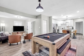 Living area - 15 MIN 2 CLE I Walk 2 Bars I Game Room I 2 Full Kitchens (Lakewood)