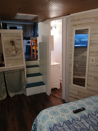2 bedrooms, WiFi, bed sheets. Classic 2-bedroom , cabin yacht ,house boat ,in the bayou Springfield La