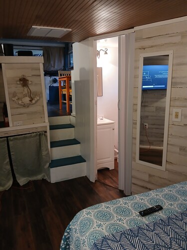 Classic  2-bedroom , cabin yacht ,house boat ,in the bayou Springfield La