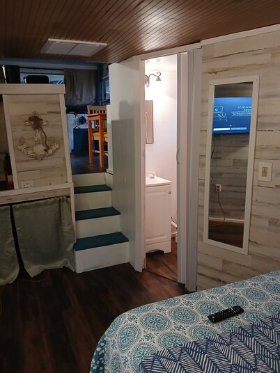 Classic  2-bedroom , cabin yacht ,house boat ,in the bayou Springfield La