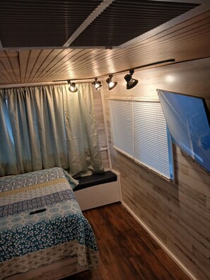 2 bedrooms, WiFi, bed sheets - Classic  2-bedroom , cabin yacht ,house boat ,in the bayou Springfield La (Springfield)