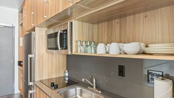 Fridge, microwave, stovetop, dishwasher