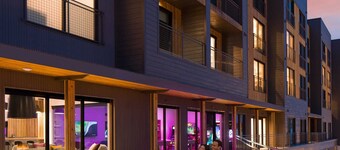 Canyon Haus 432 | Modern Studio | Mountain View | Top Floor | Heated Pool | WiFi