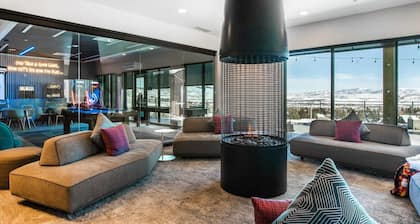 Canyon Haus 432 | Modern Studio | Mountain View | Top Floor | Heated Pool | WiFi