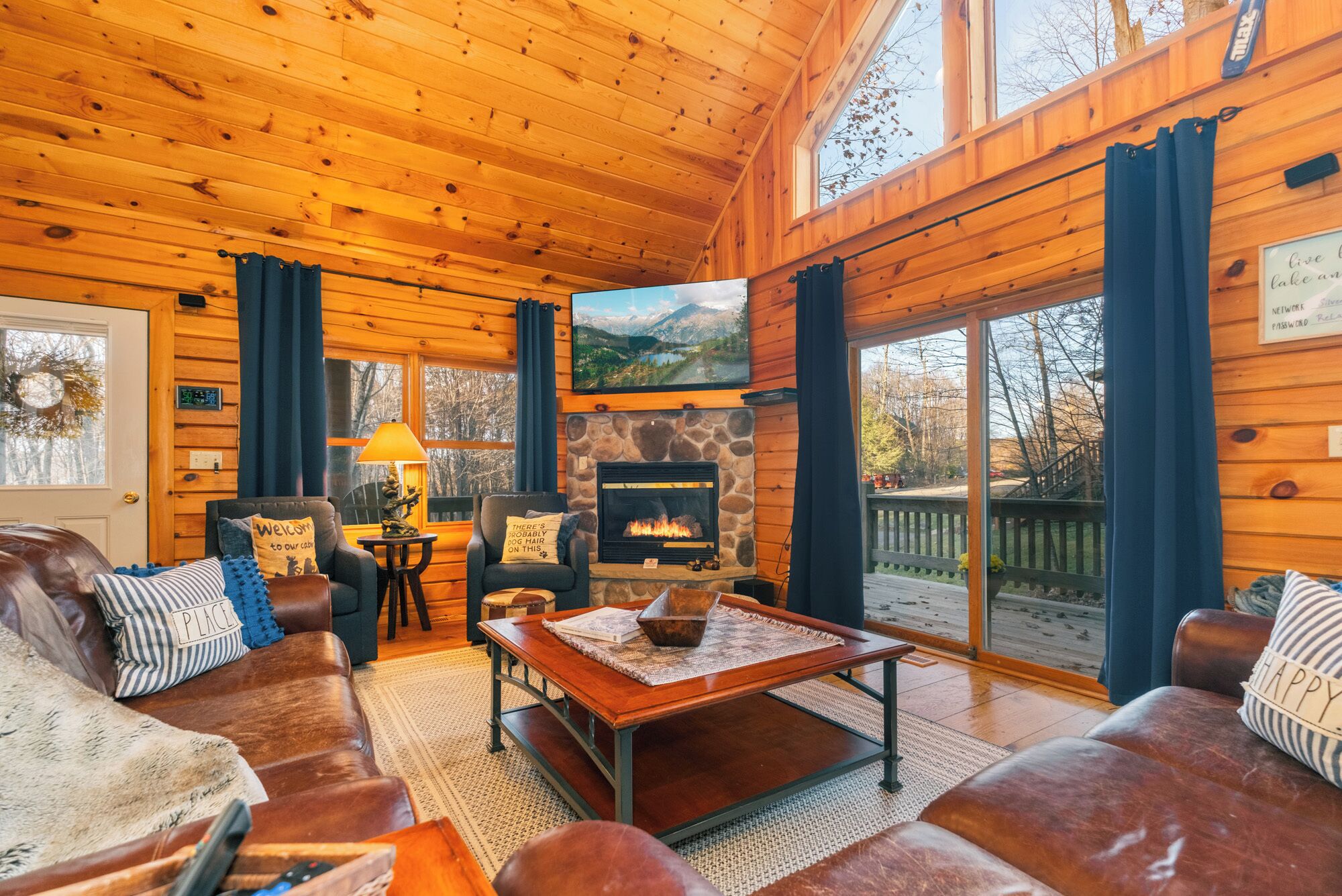 Smart-TV, Kamin, Tischfußball, Bücher