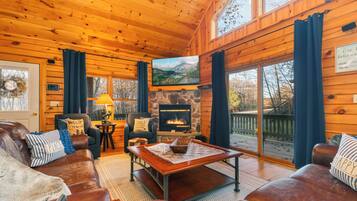 Smart TV, caminetto, tavolo da calcetto, libri