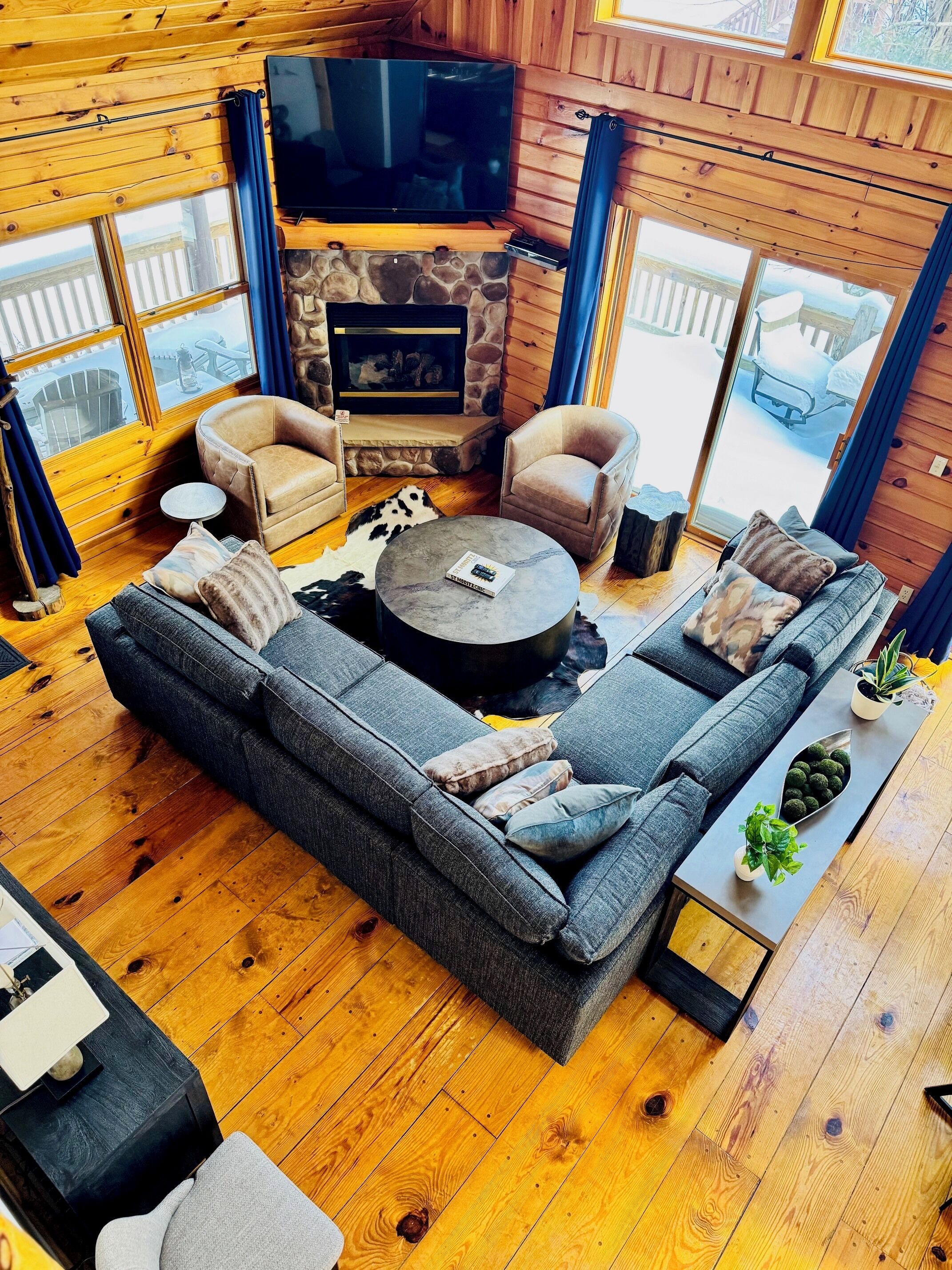 Smart-TV, Kamin, Tischfußball, Bücher