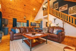 Smart TV, chimenea, futbolito y libros