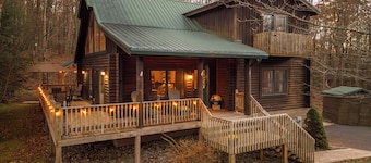 Pine Loom Lodge ~ Hot Tub, Dog Frndly, Walk to Lake, Near Slopes/Golf, Game Rm