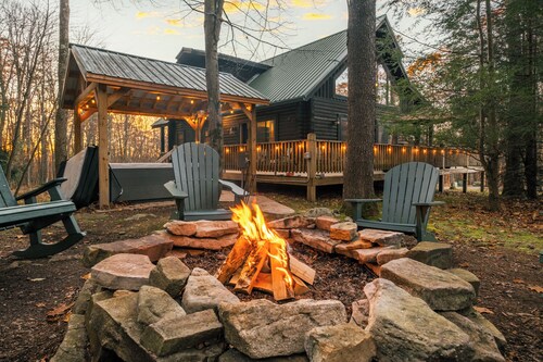 Pine Loom Lodge ~ Hot Tub, Dog Friendly, Game Rm, 4 BR, Near Lake, Slopes & Golf