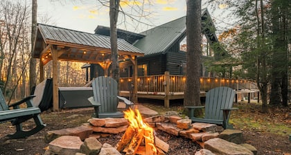 Pine Loom Lodge ~ Hot Tub, Dog Friendly, Game Rm, 4 BR, Near Lake, Slopes & Golf