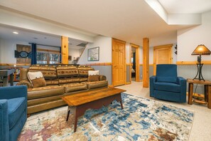 Smart-TV, Kamin, Tischfußball, Bücher