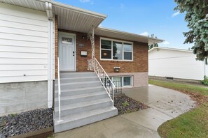 Exterior detail - 3Bed Home: AC| Garage | Northgate (Edmonton)