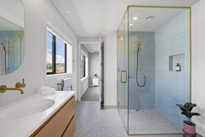 Shower, hair dryer, towels, shampoo - Rua Street Escape (Wānaka)