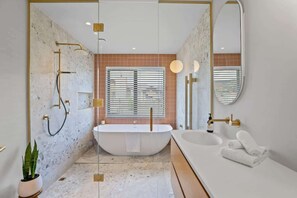 Dusche, Haartrockner, Handtücher, Shampoo