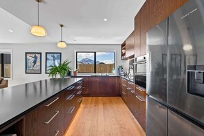 Fridge, microwave, oven, stovetop - Rua Street Escape (Wānaka)