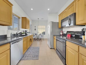 Fridge, microwave, oven, stovetop - Walk a Trail! Community pool, 3/2 Too cool! (Chandler)