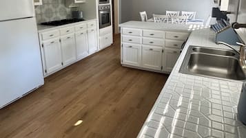 Microondas, horno, parrilla de estufa y lavavajillas