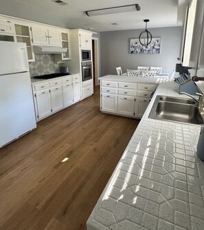 Microwave, oven, stovetop, dishwasher - Spacious 3BR Home Near I-45 — Perfect for Families! “Cozy Getaway" (Conroe)