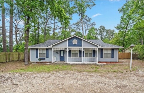 Spacious 3BR Home Near I-45 — Perfect for Families! “Cozy Getaway"