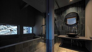 Un baño moderno con bañera, lavamanos y espejo.