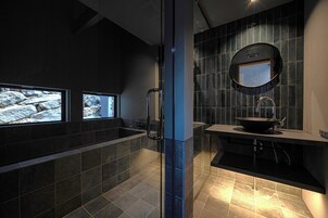 日式客房, 副楼 (Urata Bettei,Private Vacation Home) | 浴室 | 独立的浴缸和淋浴、吹风机、毛巾、洗发水