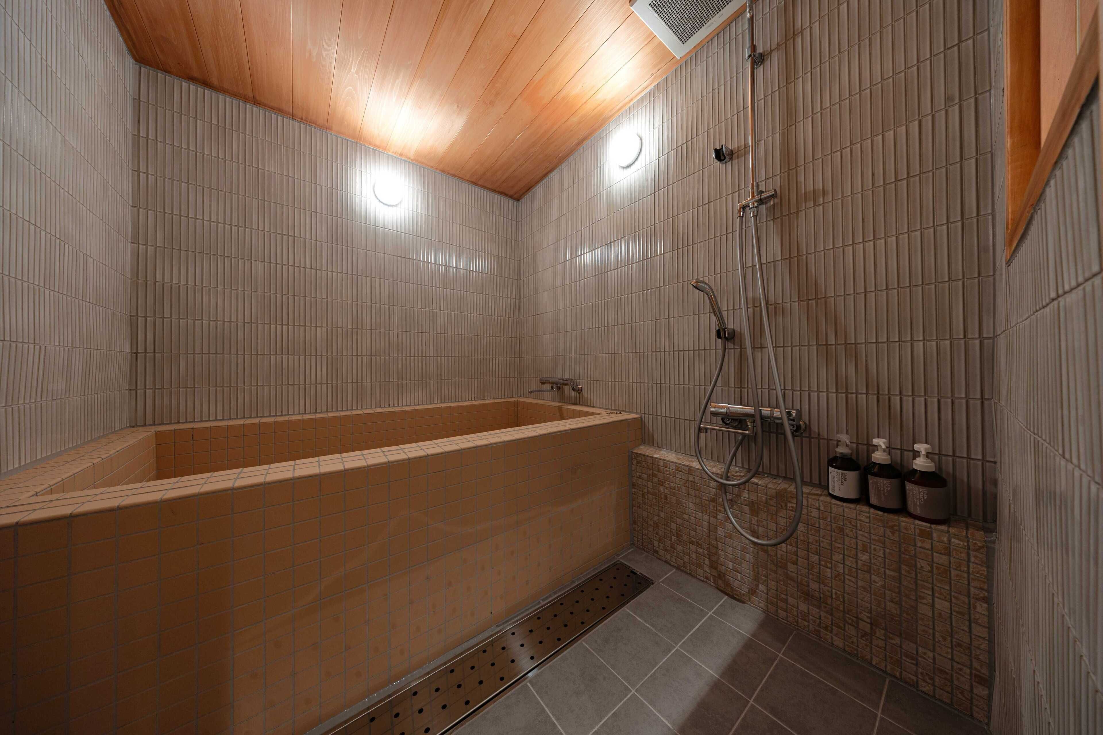 Rum i japansk stil - annex (Yonekatsu Bettei,Private 2nd Floor) | Badrum | Badkar och dusch, hårtork, handdukar och schampo