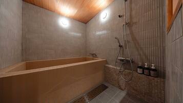 Rum i japansk stil - annex (Yonekatsu Bettei,Private 2nd Floor) | Badrum | Badkar och dusch, hårtork, handdukar och schampo