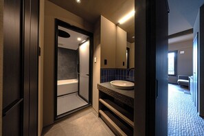 Quarto triplo superior, vista para o mar (Room Rental, main building) | Escrivaninha, Wi-Fi de cortesia