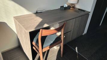 Superior trippelrum - havsutsikt (Room Rental, main building) | Skrivbord och gratis wi-fi