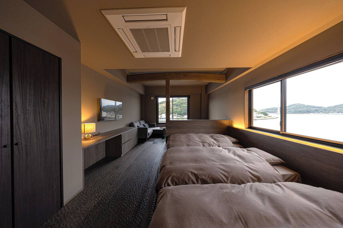 Superior-Vierbettzimmer, Meerblick (Corner,Room Rental, main building) | Schreibtisch, kostenloses WLAN