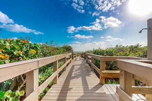 Property grounds - Tropical Beachside Condo — Private Balcony/Patio, Heated Pool & Spa-like Sauna!🌴🌺 (Cocoa Beach)