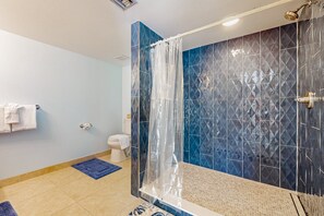 Shower, hair dryer, towels - Tropical Beachside Condo — Private Balcony/Patio, Heated Pool & Spa-like Sauna!🌴🌺 (Cocoa Beach)