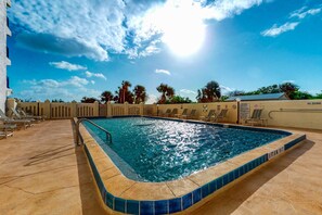 A heated pool - Tropical Beachside Condo — Private Balcony/Patio, Heated Pool & Spa-like Sauna!🌴🌺 (Cocoa Beach)