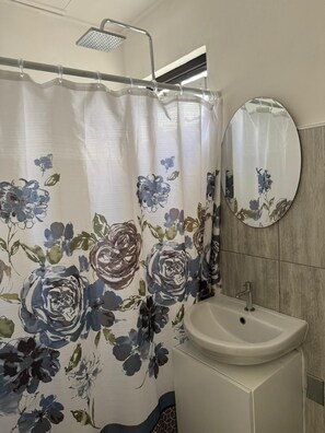 Shower, towels, soap, toilet paper - Fun Stay Curaçao
5 Min to Mambo Beach 2BR Home (Willemstad)