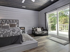 3 soverom, skrivebord, strykejern/-brett og reiseseng for barn