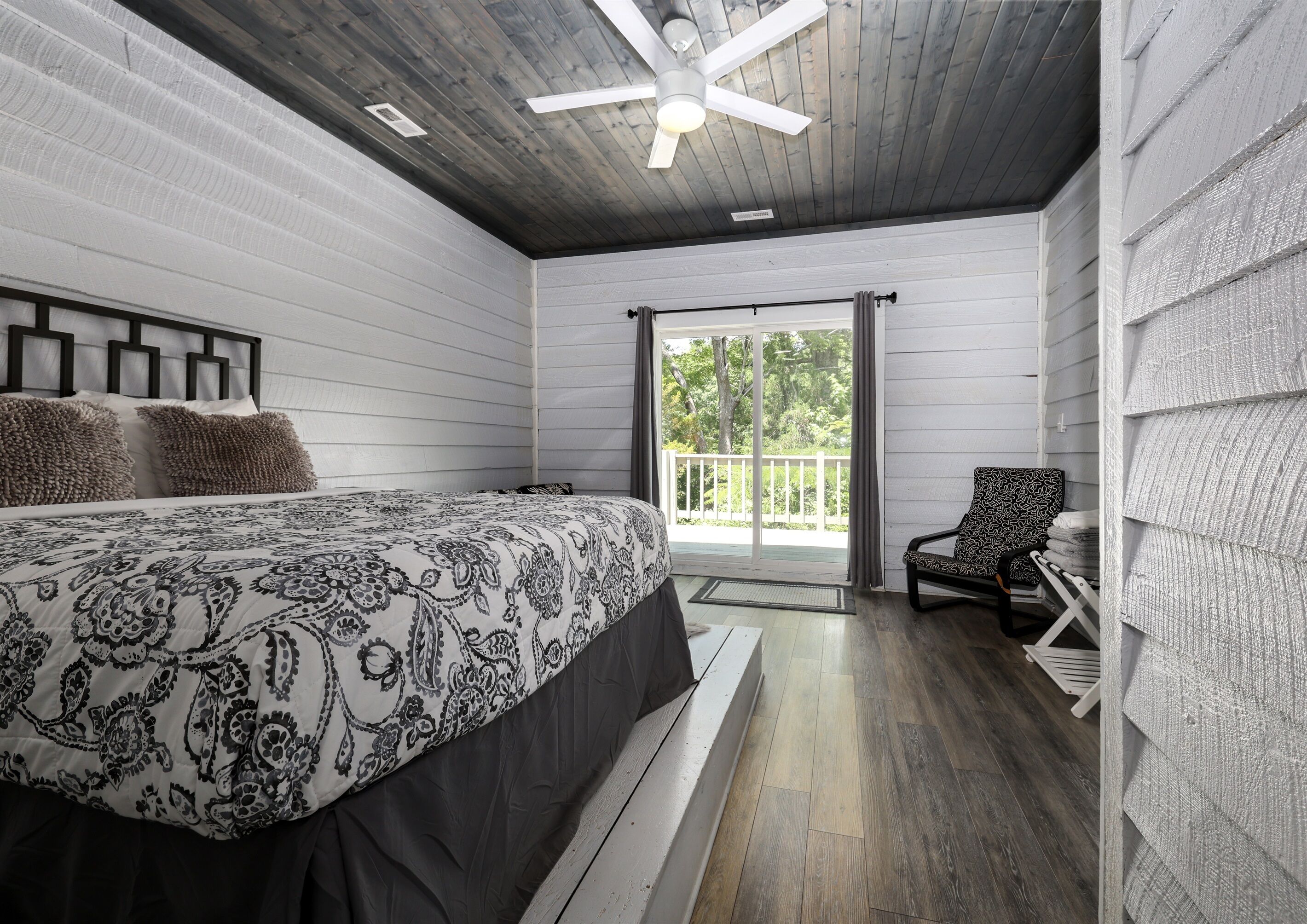 3 bedrooms, desk, iron/ironing board, travel crib