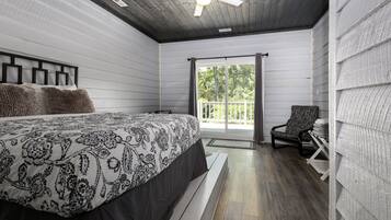 3 habitaciones, escritorio y tabla de planchar con plancha