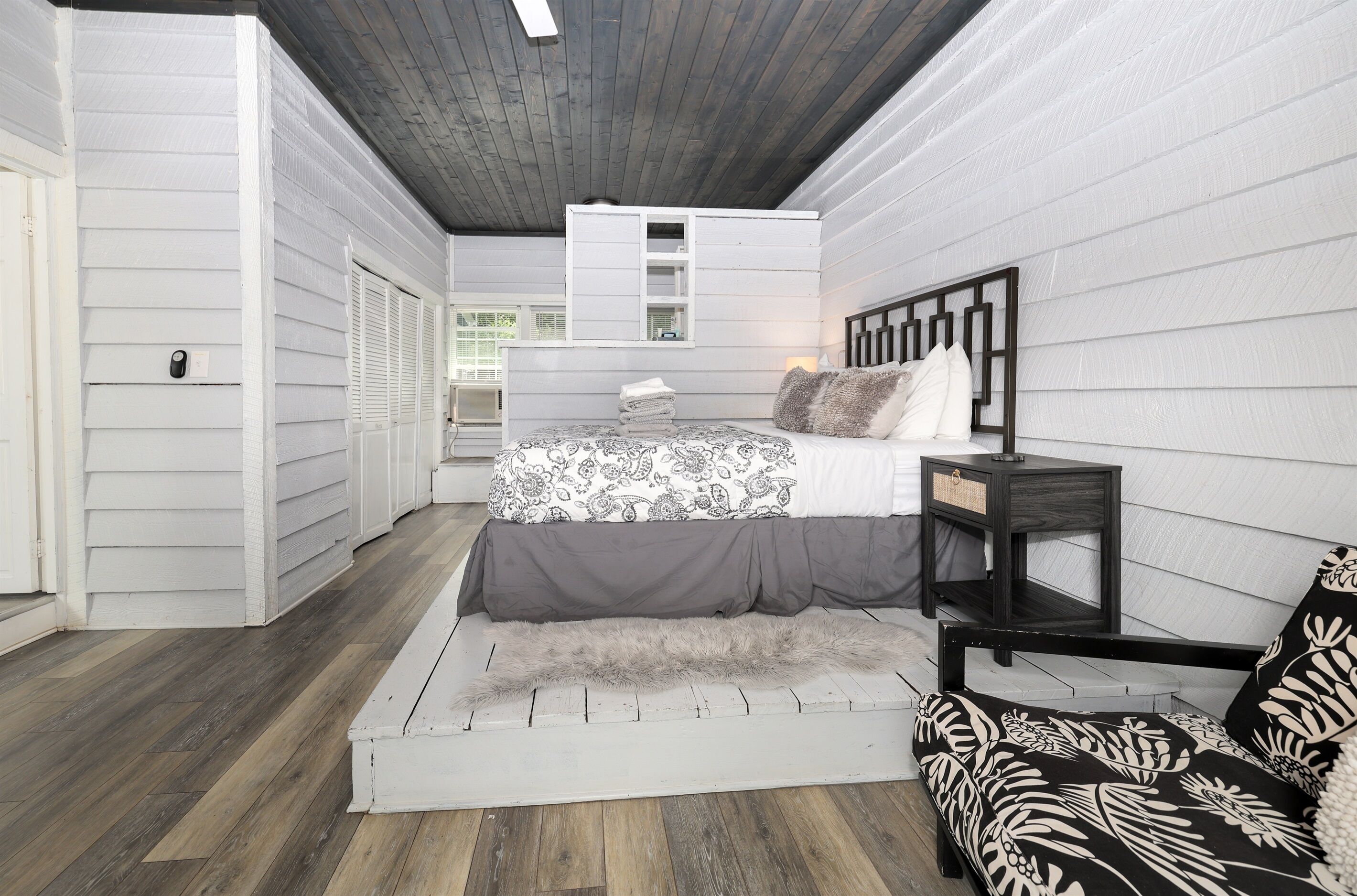 3 dormitorios, escritorio, tabla de planchar con plancha y cuna de viaje