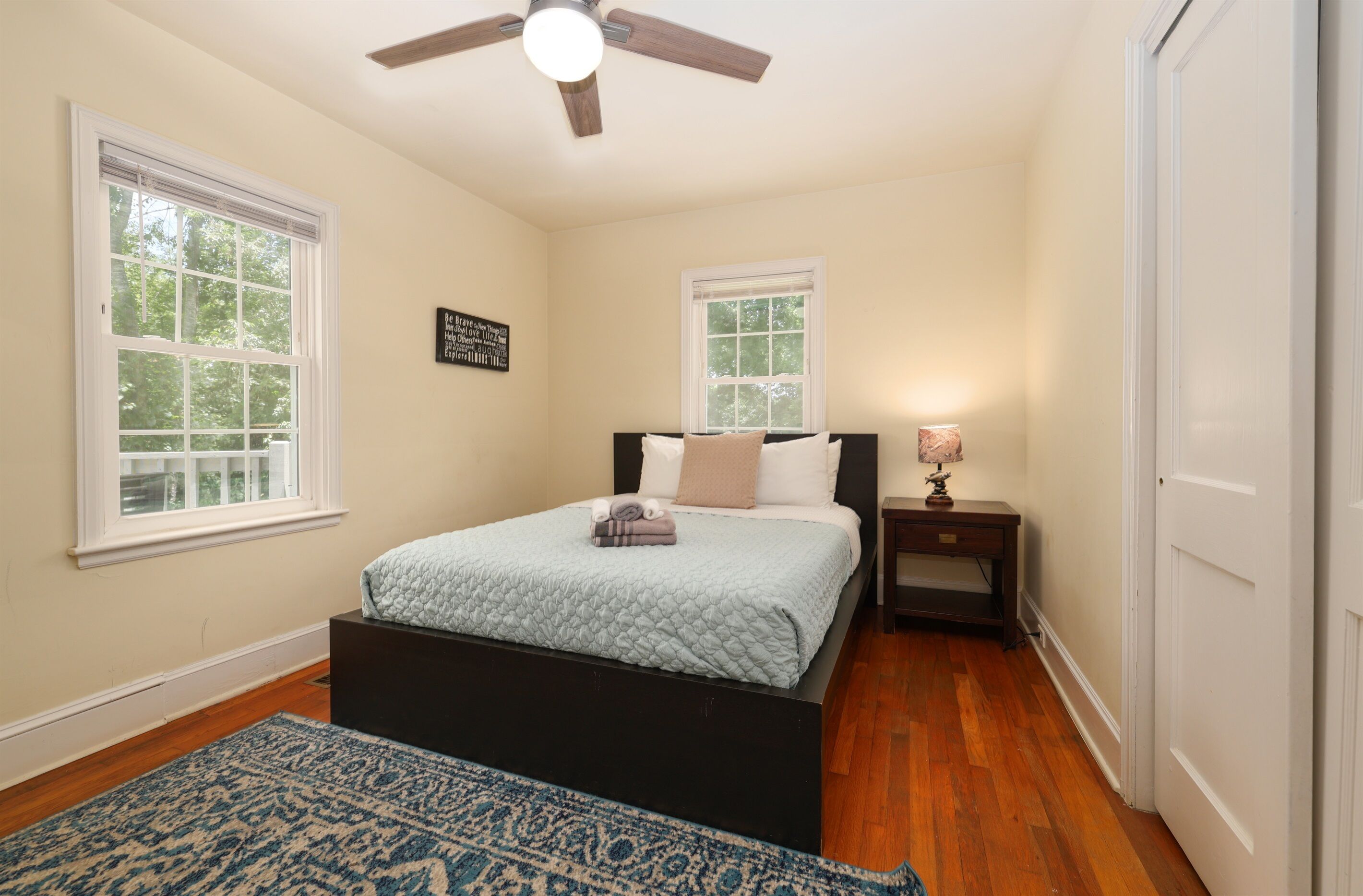 3 bedrooms, desk, iron/ironing board, travel crib