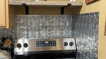 Microondas, horno, placa de cocina