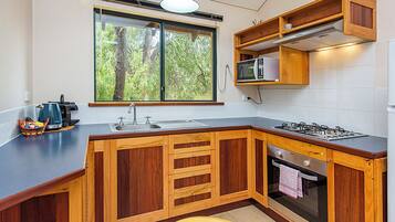 Cottage, Multiple Beds, Patio, Garden View | Private kitchen | Full-size fridge, microwave, oven, stovetop