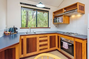 Cottage, Berbilang Katil, Patio, Garden View | Dapur peribadi | Peti sejuk/penyejuk beku saiz penuh, ketuhar gelombang mikro, ketuhar