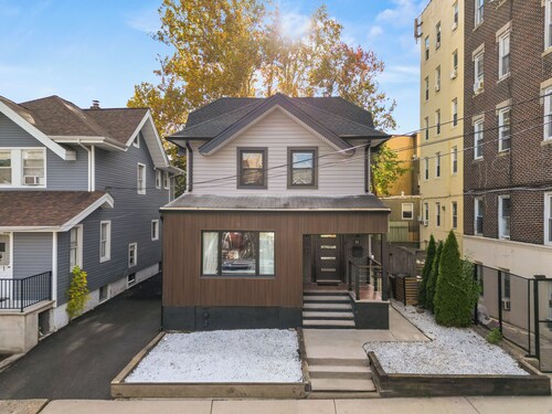Modern Full Holiday Home  5BR/3BR 10 Mins NYC  Patio Yard & Parking