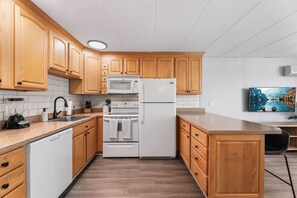 Fridge, microwave, oven, stovetop - Ocean Block Condo, Partial Ocean View,  Free Parking & Beach Gear Included (Ocean City)