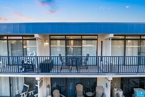 Property grounds - Ocean Block Condo, Partial Ocean View,  Free Parking & Beach Gear Included (Ocean City)