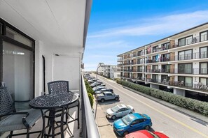 Property grounds - Ocean Block Condo, Partial Ocean View,  Free Parking & Beach Gear Included (Ocean City)