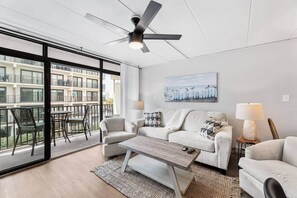 TV - Ocean Block Condo, Partial Ocean View,  Free Parking & Beach Gear Included (Ocean City)