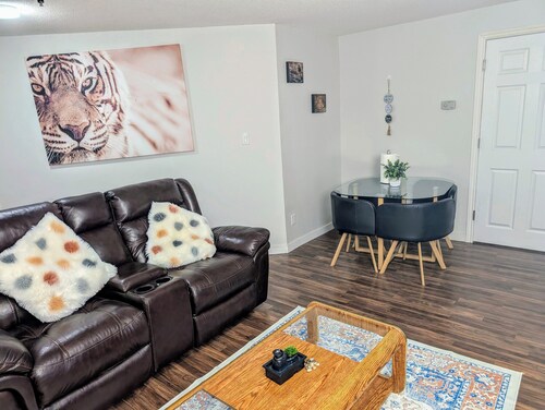 Cozy 2-bedroom BM//Fast WiFi // at Meadow Edmonton.