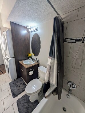 Secadora de cabello, toallas, jabón, papel de baño 